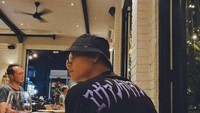 Kekasih Agnez Monica itu juga suka membagikan potret gaya kerennya saat kulineran. Salah satunya ini ketika Adam Rosyadi sedang menikmati wine di restoran.Foto: Instagram @agnezmo / @ryoshiadam