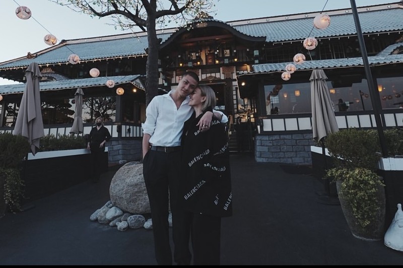 Tepis Isu Putus, Agnez Mo dan Adam Rosyadi Hobi Kulineran di Amerika