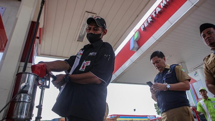 TERA ULANG SPBU DI JALUR MUDIK Petugas stasiun pengisian bahan bakar umum (SPBU) menuangkan bahan bakar minyak (BBM) ke alat tera ulang takaran BBM di salah satu SPBU di Jatiuwung, Kota Tangerang, Banten, Senin (3/4/2023). Disperindagkop UKM Kota Tangerang melakukan uji tera alat-alat takar sejumlah SPBU yang berada di jalur mudik untuk memastikan ketepatan takaran guna melindungi pemudik dari praktik curang SPBU. ANTARA FOTO/Fauzan/rwa.