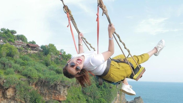 Teras Kaca Pantai Nguluran Gunungkidul