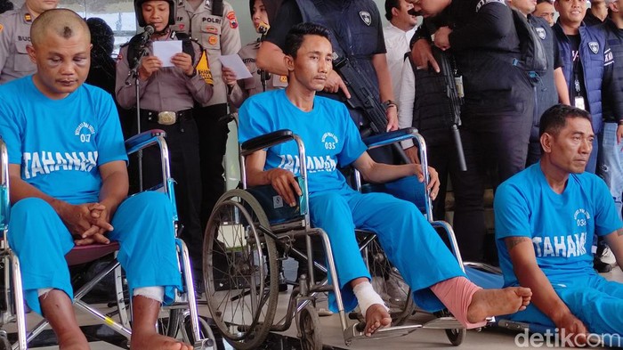 Tiga perampok bersenjata api di Cilacap saat dihadirkan dalam konferensi pers di Mapolda Jateng, Semarang, Senin (3/4/2023).