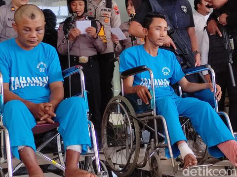 Tiga perampok bersenjata api di Cilacap saat dihadirkan dalam konferensi pers di Mapolda Jateng, Semarang, Senin (3/4/2023).