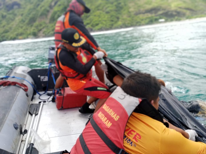 Tim SAR mengevakuasi jasad I Made Wayu Satwika yang ditemukan di dasar laut setelah terseret arus di perairan Pantai Tropical, Sekongkang, Kabupaten Sumbawa Barat (KSB), NTB.
