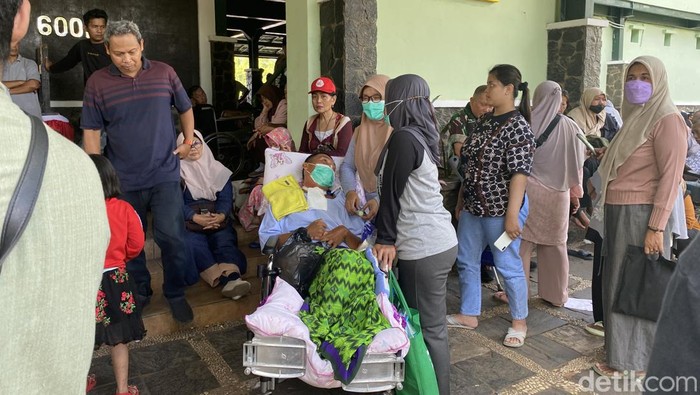 Tini dari Bekasi membawa anaknya korban tabrak lari menunggu diobati Ida Dayak