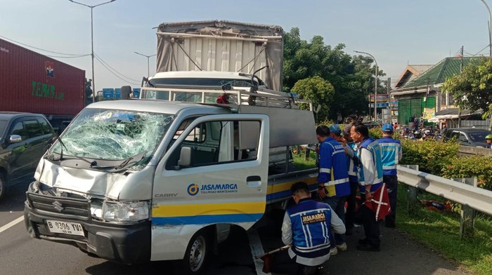 Truk boks menabrak kendaraan pemeliharaan jalan tol Jasa Marga di Tol JORR