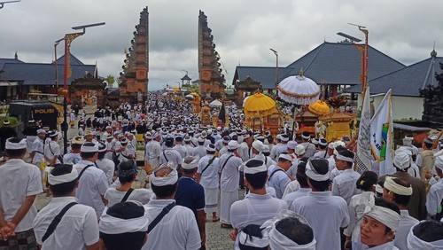 Umat Hindu tumpah ruah mengikuti prosesi Melasti sebagai salah satu rangkaian Karya Ida Bhatara Turun Kabeh di Pura Agung Besakih, Senin (3/4/2023). (Foto: I Wayan Selamat Juniasa/detikBali)