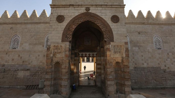 Wajah Masjid Bersejarah di Kairo Usai Direstorasi Masjid Al-Zahir Baybars merupakan masjid bersejarah di Kairo, mesir. Begini wajah baru Masjid Baybars usai direstorasi.