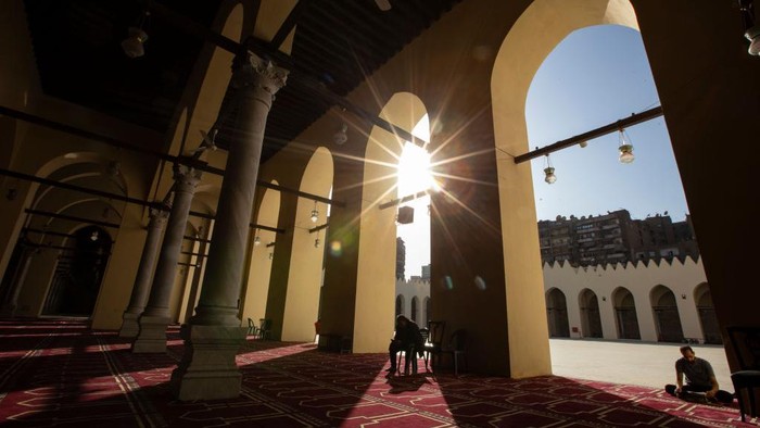 Masjid Al-Zahir Baybars merupakan masjid bersejarah di Kairo, mesir. Begini wajah baru Masjid Baybars usai direstorasi.