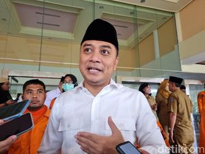 Walkot Eri Protes ke Kantor Pos yang Bagikan BLT ke Warga hingga Malam Hari