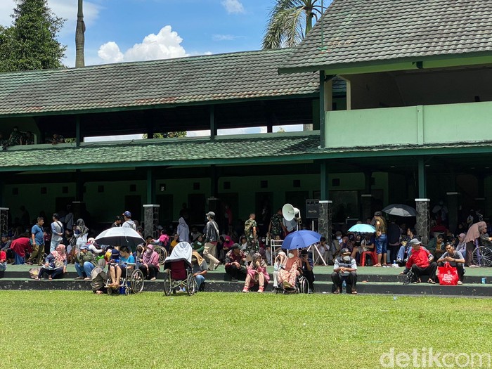 Warga antre berjam-jam hingga panas-panasan demi diobati Ida Dayak di Depok. Warga antre berjam-jam hingga panas-panasan demi diobati Ida Dayak di Depok.