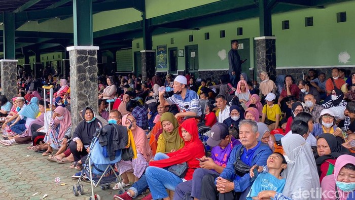 Warga antre berjam-jam hingga panas-panasan demi diobati Ida Dayak di Depok.