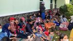Penampakan Warga Panas-panasan di Lapangan Menunggu Diobati Ida Dayak