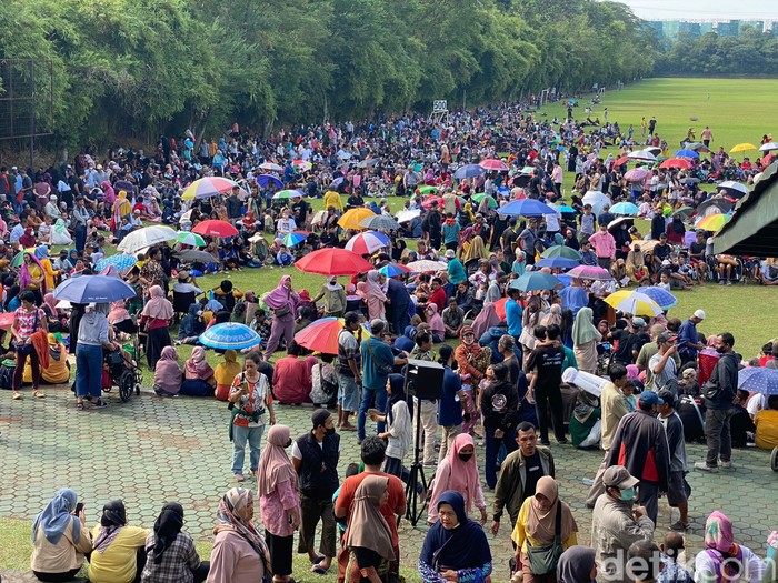 Warga antre demi mendapat pengobatan alternatif Ida Dayak di GOR Kostrad Cilodong Depok (Devi Puspitasari/detikcom)