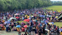 Para pasien yang tak mendapatkan tempat antre yang teduh melindungi diri dari panasnya sinar matahari dengan payung. Ada juga warga yang membawa tikar sembari menunggu antre. (Devi Puspitasari/detikcom)