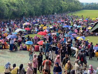 Penampakan Warga Panas-panasan di Lapangan Menunggu Diobati Ida Dayak