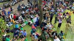 Penampakan Warga Panas-panasan di Lapangan Menunggu Diobati Ida Dayak