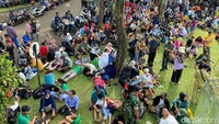 Tempat pengobatan Ida Dayak semula bertempat di GOR Kostrad Cilodong Depok, kemudian dialihkan ke lapangan (Devi Puspitasari/detikcom)