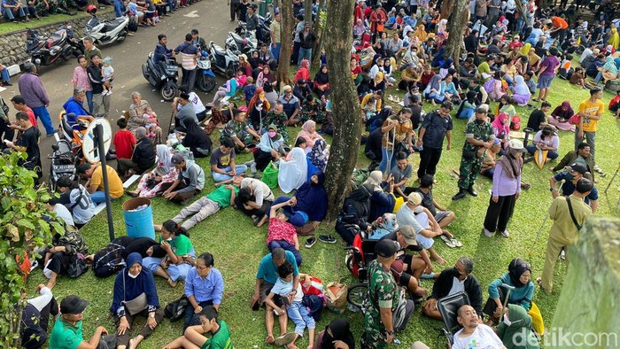 Warga antre demi mendapat pengobatan alternatif Ida Dayak di GOR Kostrad Cilodong Depok (Devi Puspitasari/detikcom)