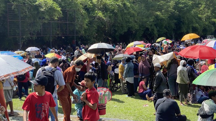 Warga berbondong-bondong datang dan padati GOR Kostrad Depok demi pengobatan tradisional Ida Dayak, Senin (3/4/2023).