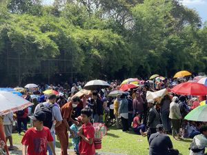 Potret Warga Padati GOR di Depok demi Pengobatan Tradisional Ida Dayak