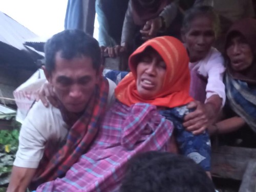 Warga mengevakuasi salah satu korban selamat yang terseret arus banjir di Sambori, Bima, NTB, Senin (3/4/2023). (Foto: Istimewa)