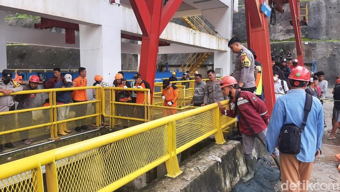 Warga saat menemukan jasad tersangkut di penjaringan sampah PLTA Malea.