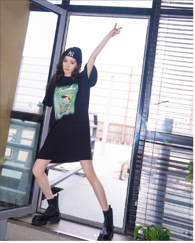 Kini dalam wawancara terbaru dengan sebuah majalan, Yang Mi berbagi cerita soal kehidupan pribadinya pascacerai. Dia mengaku belum memiliki hubungan cinta lagi dengan siapapun. Bahkan bintang drama Legend of Fuyao itu mengaku tak tertarik berkencan. Foto: Dok. Weibo