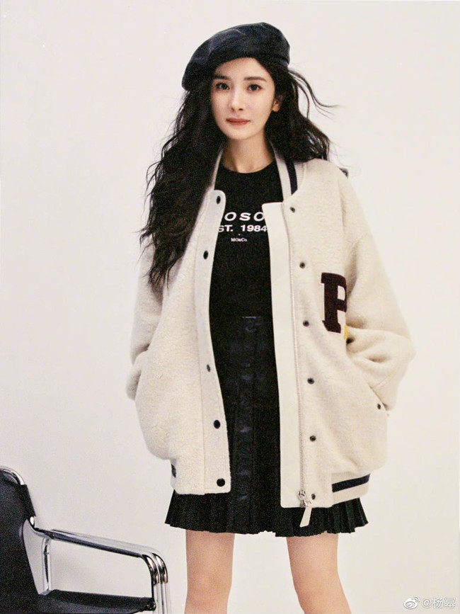 Yang Mi pun mengungkapkan alasannya kenapa dia tidak tertarik lagi pada kencan. “Ada banyak hal yang harus dilakukan setiap hari. Misalnya ada banyak skenario drama yang aku belum baca dan yang harus ku baca. Sangat jarang mempunyai waktu istirahat sehari atau dua hari,” katanya. “Aku tidak punya waktu untuk hubungan,” tambahnya. Foto: Dok. Weibo