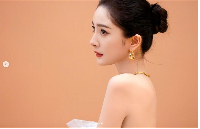 Dalam wawancara terbaru ini Yang Mi juga mengaku menikmati statusnya sebagai single. “Sekarang aku menikmati menjadi single. Menurutku jatuh cinta itu tebak-tebakan. Kamu tebak, aku menebak. Kita saling menebak dan kemudian kita bertengkar,” kata pemain drama Legend of Fuyao itu. Foto: Instagram