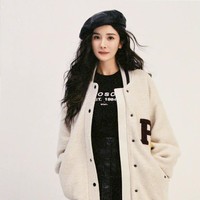 Yang Mi pun mengungkapkan alasannya kenapa dia tidak tertarik lagi pada kencan. “Ada banyak hal yang harus dilakukan setiap hari. Misalnya ada banyak skenario drama yang aku belum baca dan yang harus ku baca. Sangat jarang mempunyai waktu istirahat sehari atau dua hari,” katanya. “Aku tidak punya waktu untuk hubungan,” tambahnya. Foto: Dok. Weibo