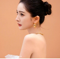 Dalam wawancara terbaru ini Yang Mi juga mengaku menikmati statusnya sebagai single. “Sekarang aku menikmati menjadi single. Menurutku jatuh cinta itu tebak-tebakan. Kamu tebak, aku menebak. Kita saling menebak dan kemudian kita bertengkar,” kata pemain drama Legend of Fuyao itu. Foto: Instagram