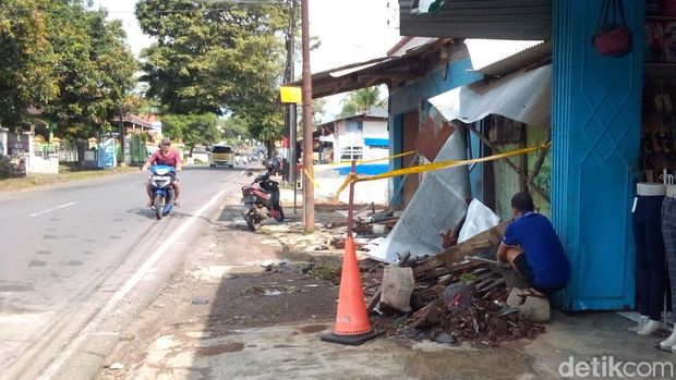Mobil dinas Bupati Kuningan Acep Purnama mengalami kecelakaan di Jalan RE Martadinata, Sindang Agung, Kuningan, Senin (3/4/2023). Akibatnya, pasutri tewas.
