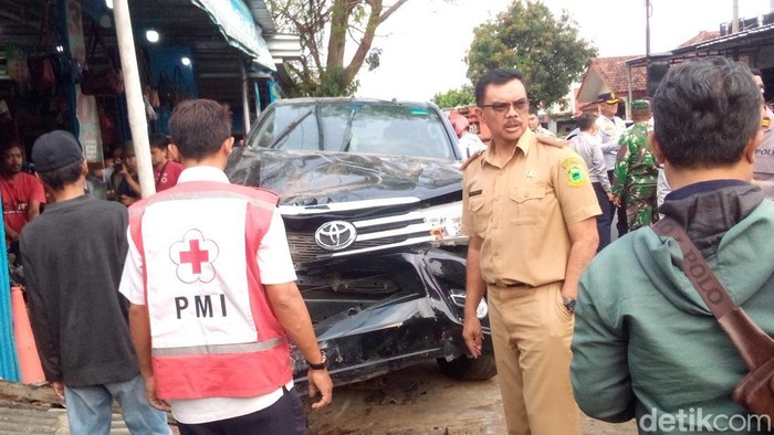 Mobil dinas Bupati Kuningan Acep Purnama mengalami kecelakaan di Jalan RE Martadinata, Sindang Agung, Kuningan, Senin (3/4/2023). Akibatnya, pasutri tewas.