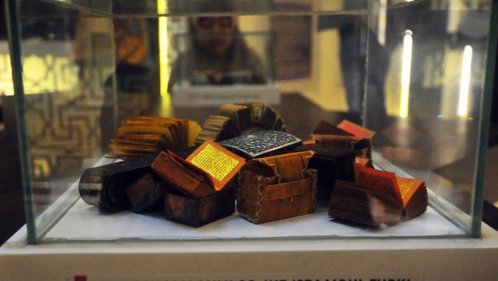 6 Potret Al-Qur'an Unik di Indonesia Pengunjung melihat koleksi Al Quran mini Istanbul Turki di Museum Gusjigang, Kudus, Jawa Tengah, Senin (27/3/2023). Museum tersebut menyimpan puluhan koleksi Al-Quran kuno seperti Al Quran jumbo, AL Quran mini Istanbul Turki, Al Quran berbahan kulit sapi hingga Al Quran dari daun lontar yang berusia tiga abad. ANTARA FOTO/Yusuf Nugroho/rwa.