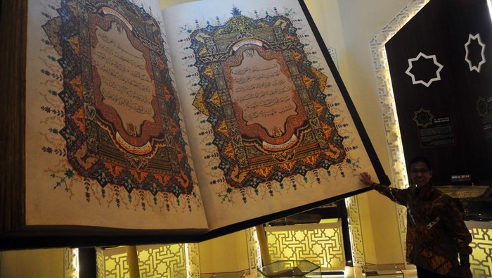 Pengelola menunjukkan koleksi Al Quran jumbo di Museum Gusjigang, Kudus, Jawa Tengah, Senin (27/3/2023). Museum tersebut menyimpan puluhan koleksi Al-Quran kuno seperti Al Quran jumbo, AL Quran mini Istanbul Turki, Al Quran berbahan kulit sapi hingga Al Quran dari daun lontar yang berusia tiga abad. ANTARA FOTO/Yusuf Nugroho/rwa.