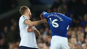 Doucoure Vs Kane: Tangan ke Wajah, Diganjar Kartu Merah