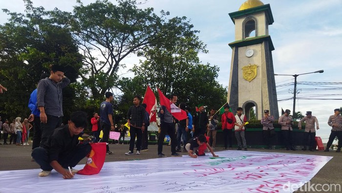 Aksi demo puluhan mahasiswa di Pemkab Pandeglang.
