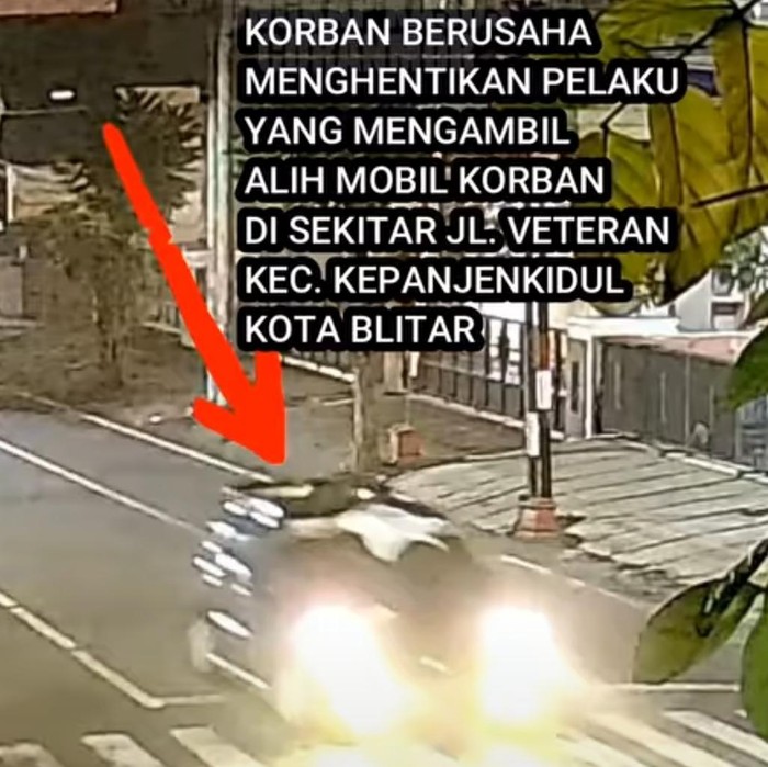 Aksi pria di Blitar coba hentikan pencurian mobilnya dengan naik ke atas kap