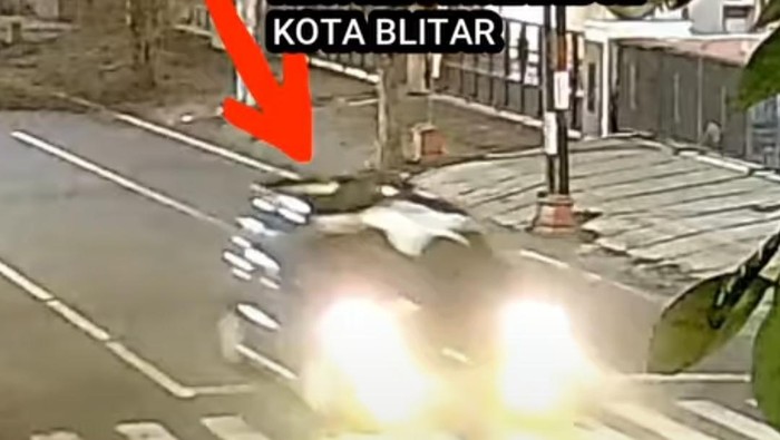 Aksi pria di Blitar coba hentikan pencurian mobilnya dengan naik ke atas kap