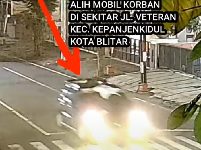 Aksi pria di Blitar coba hentikan pencurian mobilnya dengan naik ke atas kap