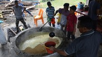 Warga membagikan makanan tradisional Ie Bu Peudah atau bubur pedas di Desa Bueng Bak Joh, Kecamatan Kuta Baro, kabupaten Aceh Besar, Aceh. Ie Bu Peudah, merupakan makanan khas untuk berbuka puasa yang hanya diproduksi khusus pada bulan Ramadan. ANTARA FOTO/Ampelsa