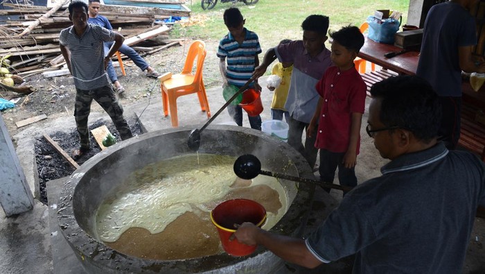 Warga membagikan makanan  tradisional Ie Bu Peudah atau bubur pedas di Desa Bueng Bak Joh, Kecamatan Kuta Baro, kabupaten Aceh Besar, Aceh, Jumat (24/3/2023). Ie Bu Peudah, merupakan makanan khas untuk berbuka puasa yang hanya diproduksi khusus pada bulan Ramadhan.  ANTARA FOTO/Ampelsa/aww.