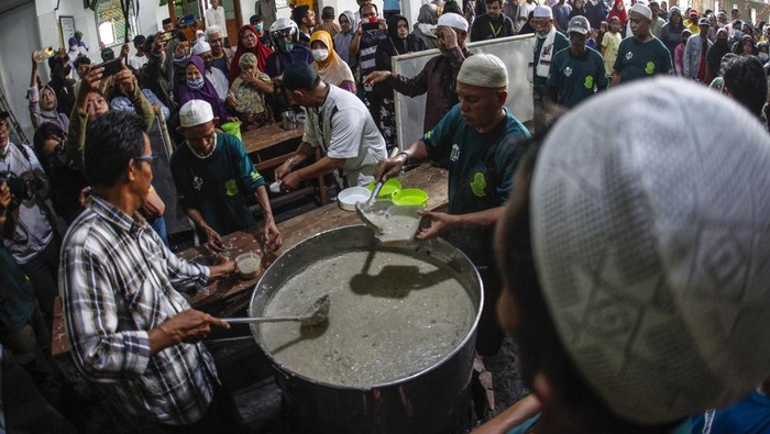 Petugas membagikan Bubur Samin Banjar untuk hidangan nuka puasa kepada warga yang mengantre di halaman Masjid Darussalam, Solo, Jawa Tengah, Kamis (23/3/2023). Tradisi membagikan Bubur Samin secara gratis tiap jelang berbuka puasa itu dimulai oleh komunitas warga keturunan Banjarmasin di Solo dan menyediakan 1.300 porsi per harinya. ANTARAFOTO/Maulana Surya/YU
