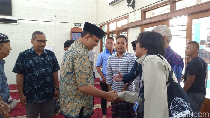 Anies Baswedan bersalaman dengan jemaah masjid At Taqwa Blora.