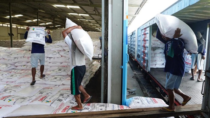 Antisipasi Kepadatan Mudik, Distribusi Pupuk Subsidi Diangkut Pakai Kereta