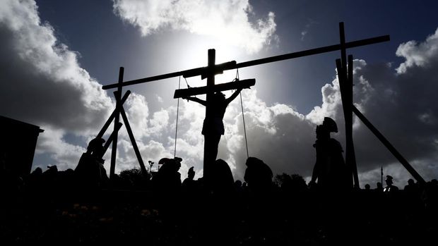 Sebelum Paskah, umat Katolik akan menjalankan ibadah Tri Hari Suci yang termasuk dalam Pekan Suci Paskah. Lantas, apa itu Tri Hari Suci? Simak penjelasannya!
