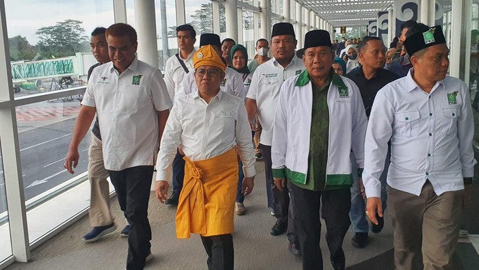 Ashari Tambunan (kanan dua) memakai jaket PKB, bersama Muhaimin Iskandar dan Jafar Sukhairi (Foto: istimewa)
