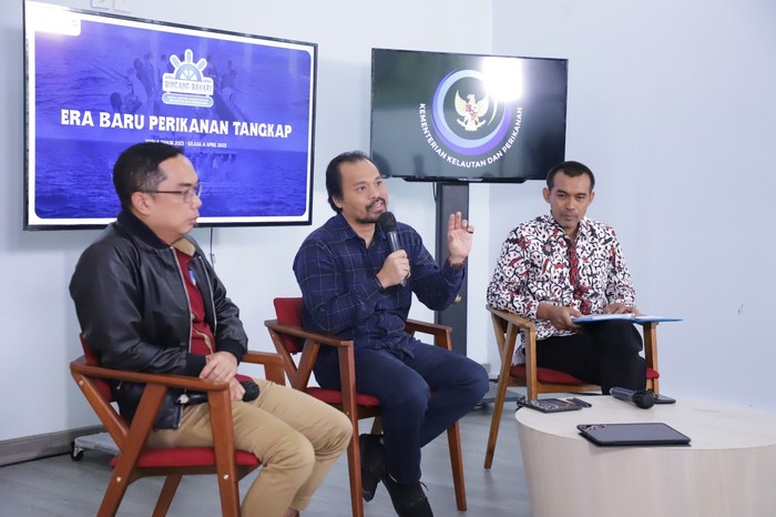 Asisten Khusus Menteri Kelautan dan Perikanan Bidang Media dan Komunikasi Publik Doni Ismanto (tengah) bersama Direktur Perizinan dan Kenelayanan Ditjen Perikanan Tangkap KKP Ukon Ahmad Furqon (kiri) dan pelaku usaha perikanan tangkap Purnomo, dalam diskusi Bincang Bahari mengupas Era Baru Perikanan Tangkap di Media Center KKP, Jakarta, Selasa (4/4/2023).
