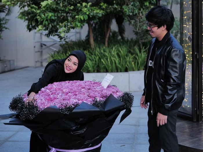 Atta Halilintar Atta Halilintar dan Aurel merayakan ulang tahun ke-2 pernikahan.