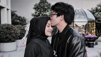 Kecupan manis di dahi Aurel dari Atta Halilintar memperlihatkan keromantisan pasangan yang menikah pada 3 April 2021. Foto: dok. Instagram Atta Halilintar